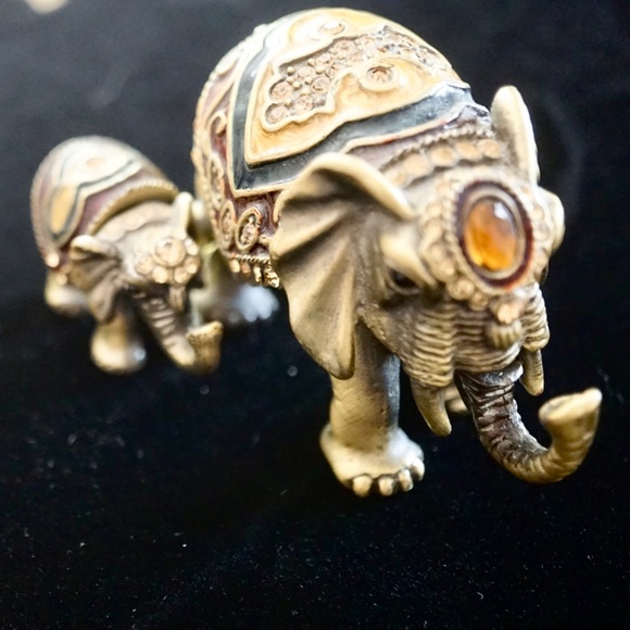 Elephant Mom and Baby Ring Protector - Picture 4 of 10